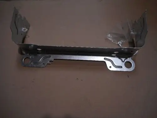 Metallhalter mit zwei seitlichen Halterungen, geeignet für Anwendungen von Remeha. Zeigt Befestigungslöcher für Montage an.